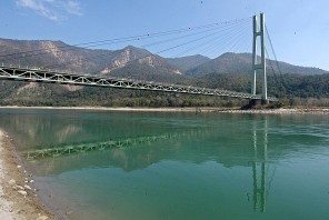 टिकटक बनाउन कर्णाली पुलबाट हाम फालेका एक किशोर बेपत्ता